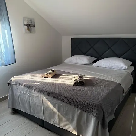 Golden Wave Apartment *